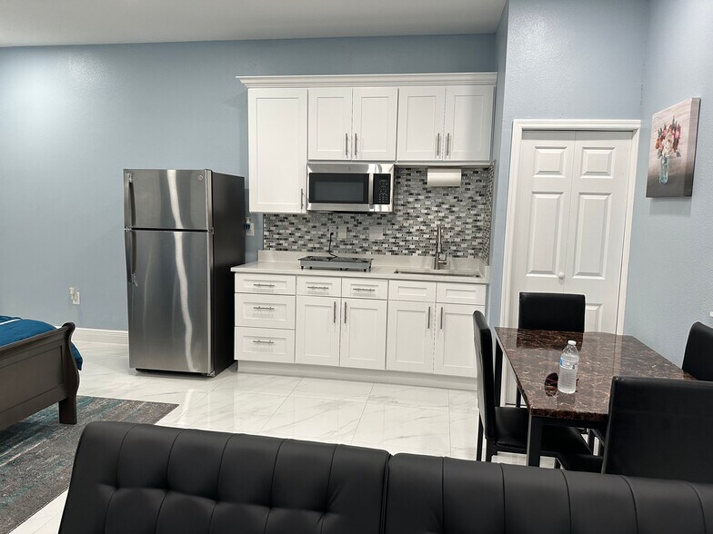 Building Photo - 1411 W Wood St