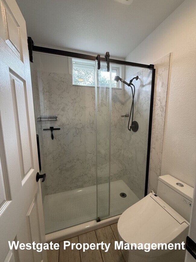 Building Photo - 574 Lorraine Ct N