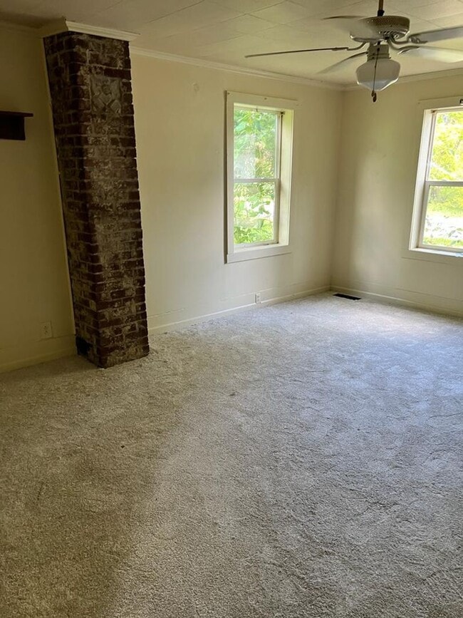 Building Photo - Beautiful 4 bedrooms house in a quiet little town