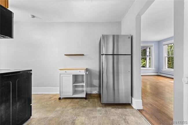 Building Photo - 619 Elmwood Ave