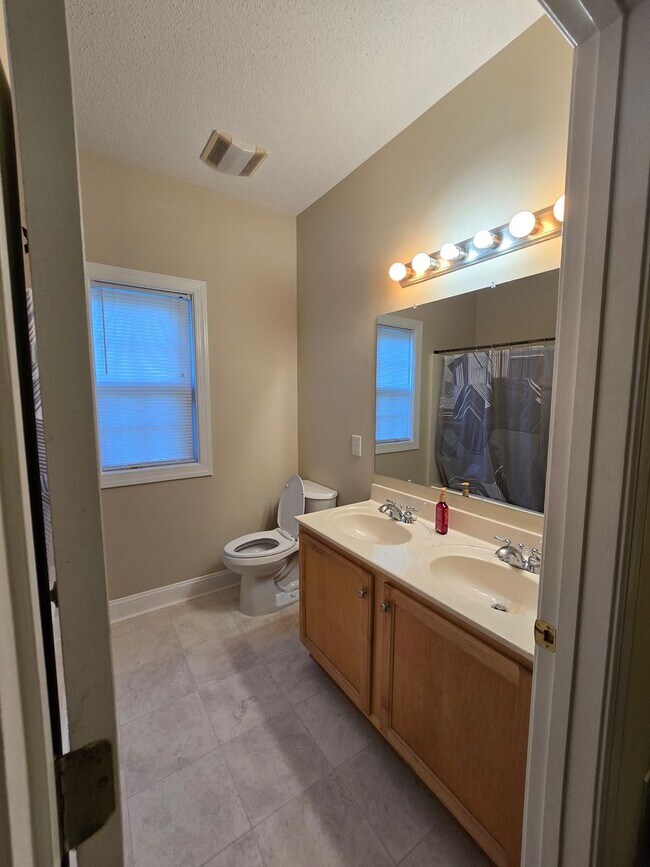 Building Photo - NEW LISTING!!