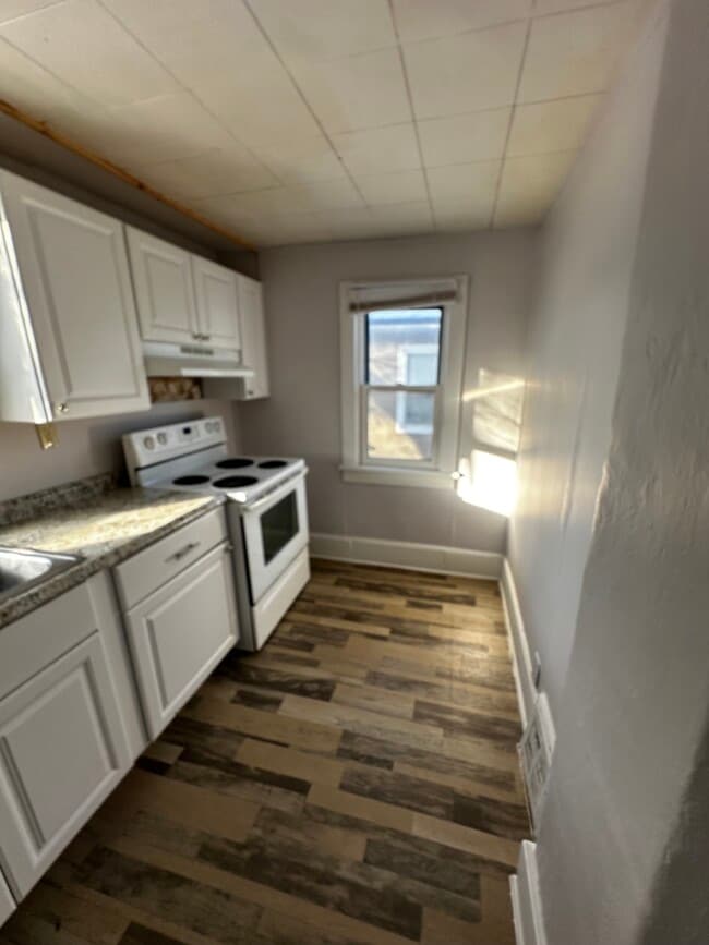 Building Photo - 305 S Western Ave