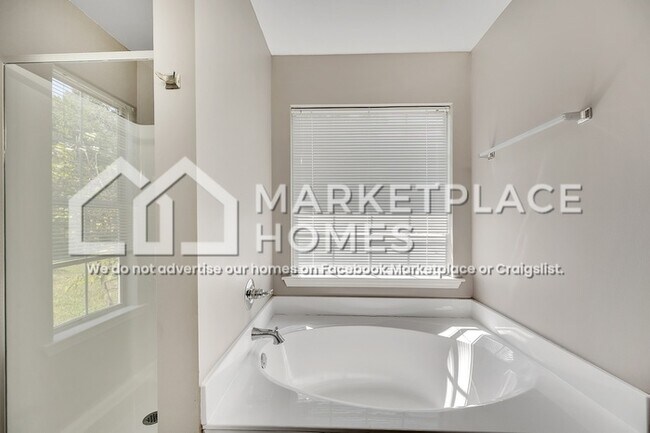 Building Photo - 1356 Royalty Dr