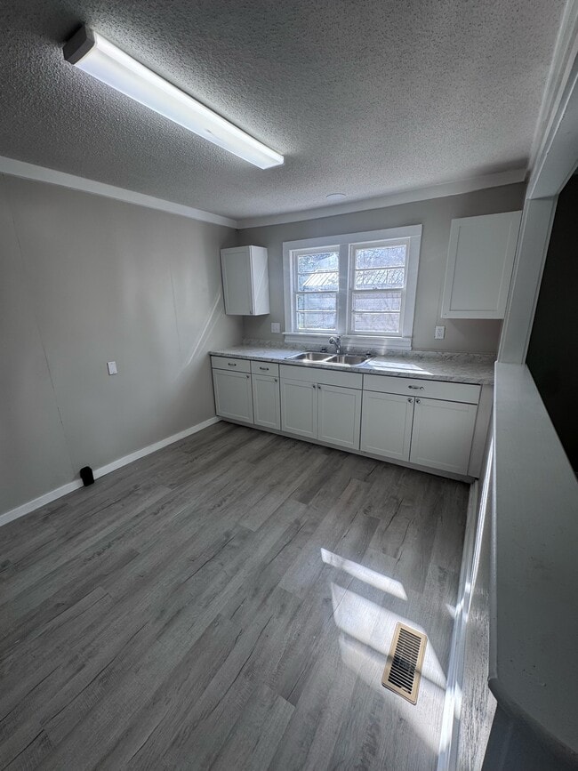 Building Photo - 212 N Hospital St