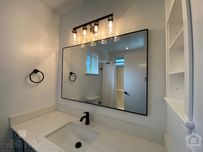 Building Photo - 2BD/2BA Upstairs Duplex with Garage