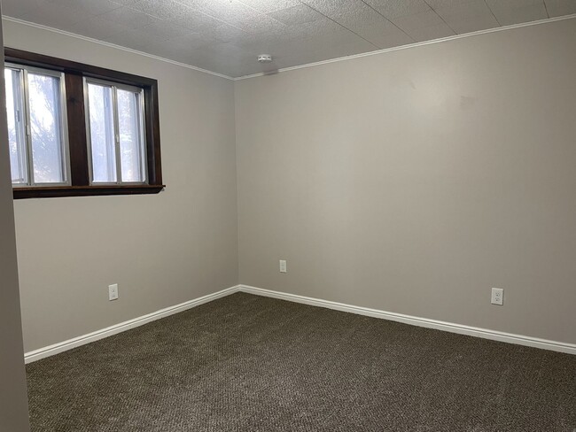 Building Photo - 5 Bedroom/2 Bathroom House in Layton
