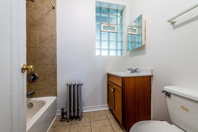 Building Photo - 654 N Pine Ave