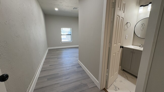 Building Photo - 7413 Drexel Ave