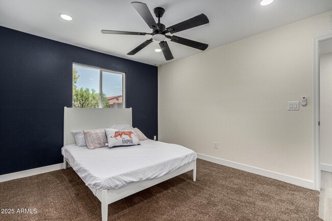 Building Photo - 623 W Guadalupe Rd