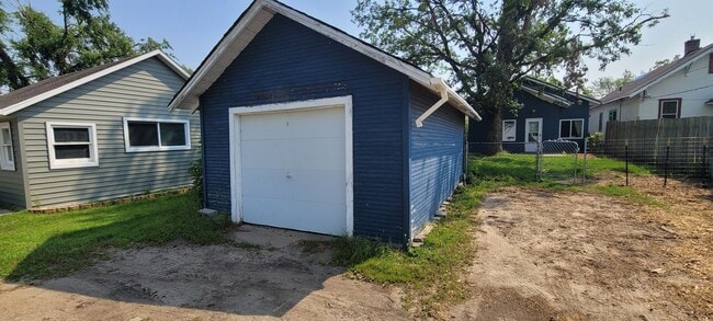 Building Photo - 3 Bedroom House
