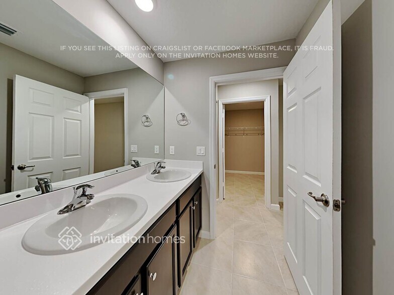 Building Photo - 802 SW Tulip Blvd