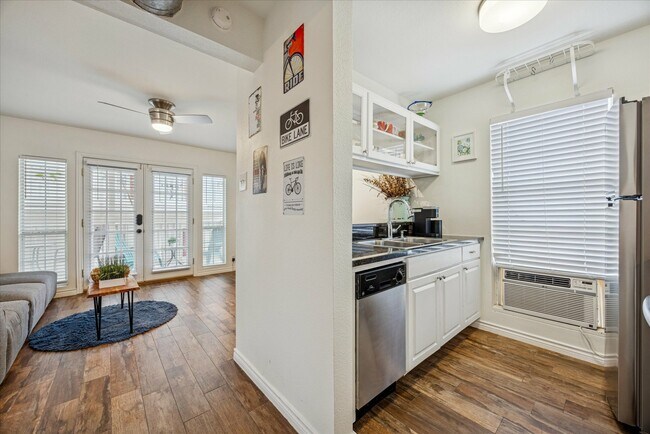 Building Photo - 1510 W 6th St