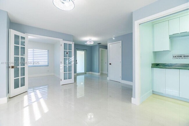 Building Photo - 3425 SW 69th Ave