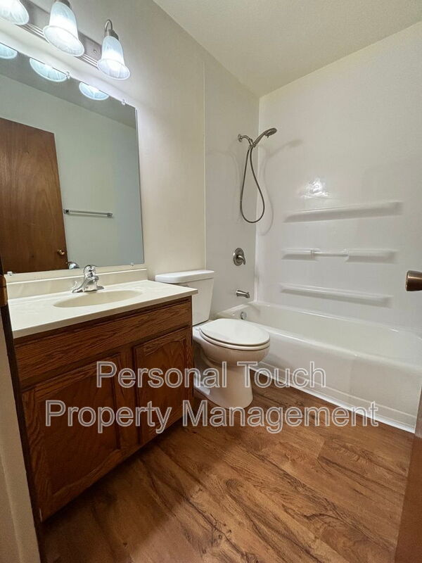 Building Photo - 132 6th Ave N