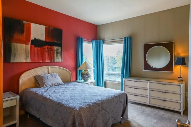 Building Photo - Furnished condo with a view of the lake an...