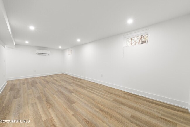 Building Photo - 427 Hoyt St