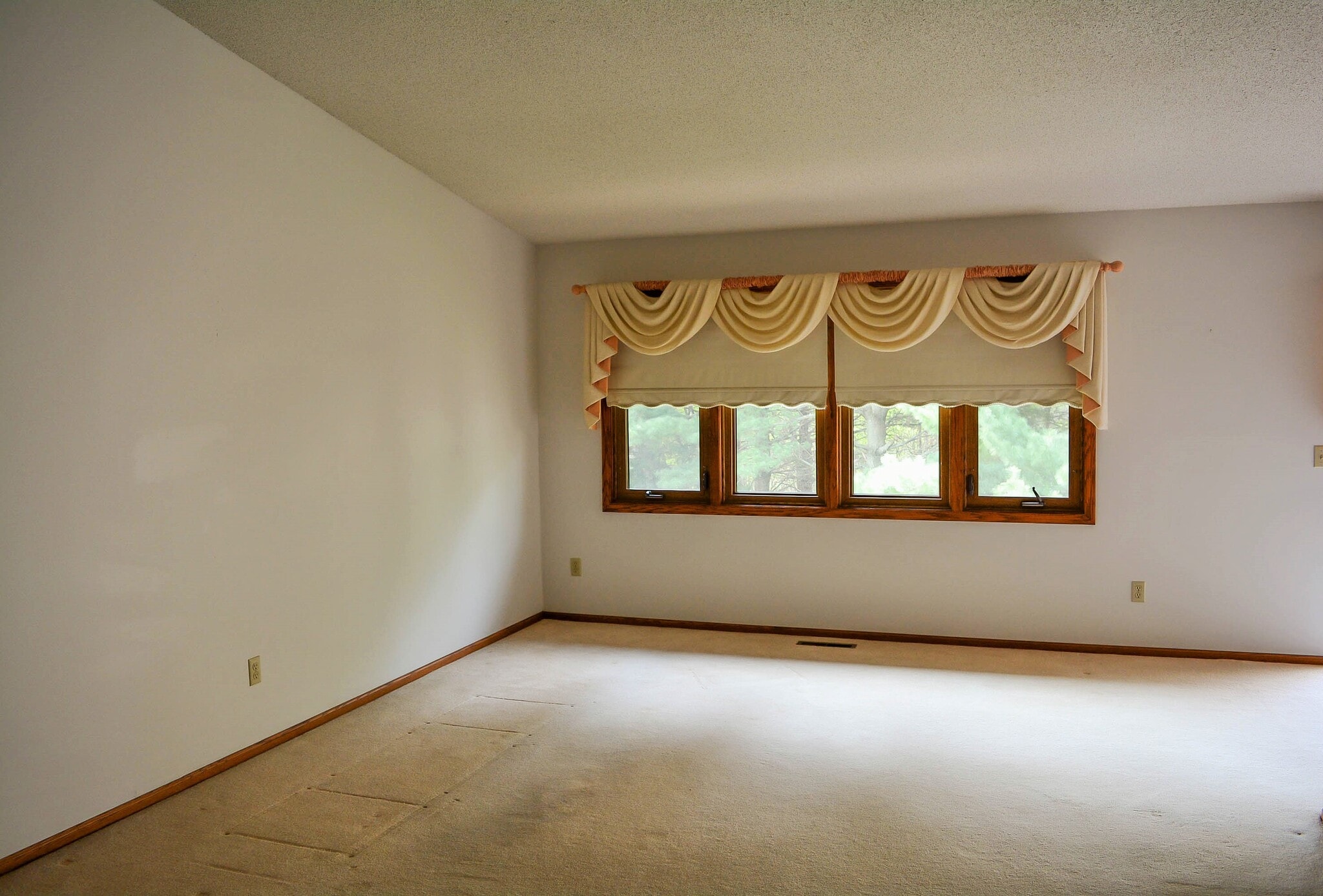 Upstairs living room - 2002 Mesabi Ave