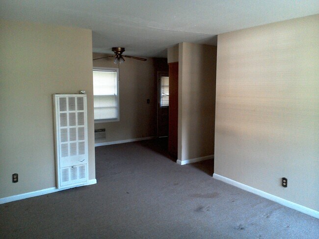 Building Photo - **UPCOMING**East Columbus 3 bedroom/1 bath...
