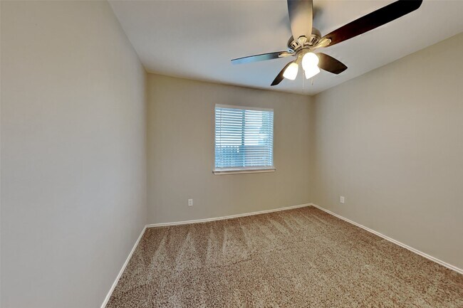 Building Photo - 2039 Greencrest Dr
