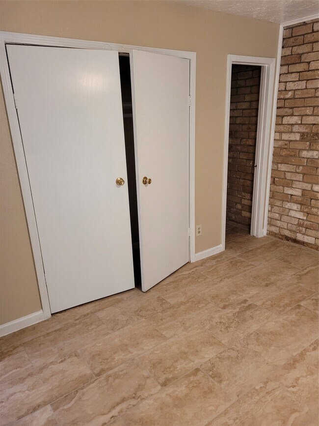 Building Photo - 12123 Sharpview Dr