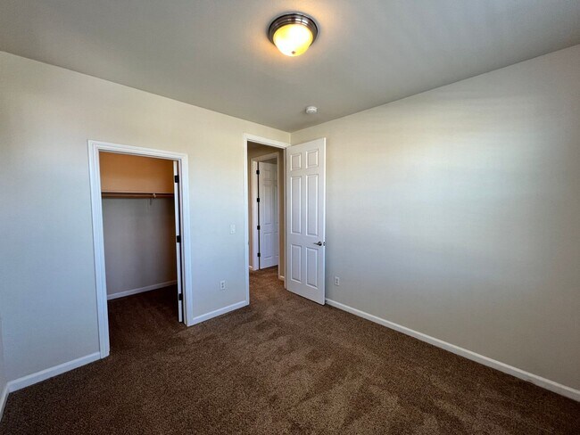 Building Photo - Beautiful 4 Bedroom Home in the Villas Gat...