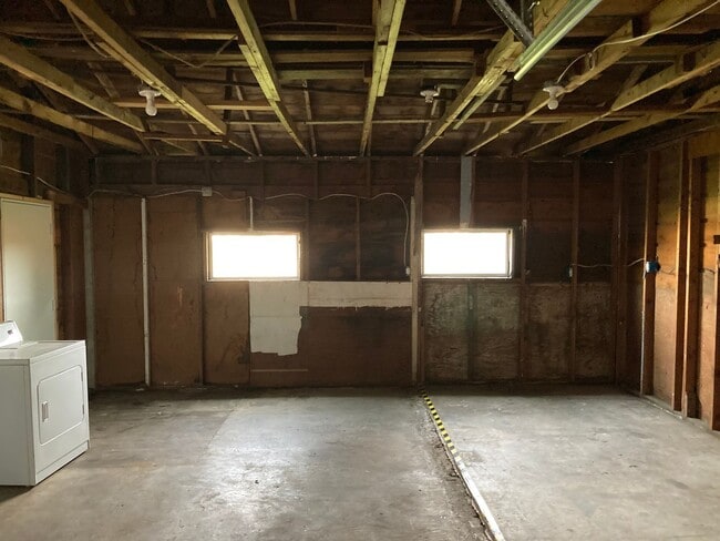 Building Photo - Beautifully updated 2 bedroom, 1 bath hous...