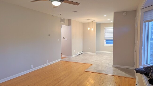 Building Photo - 5354 N Lydell Ave