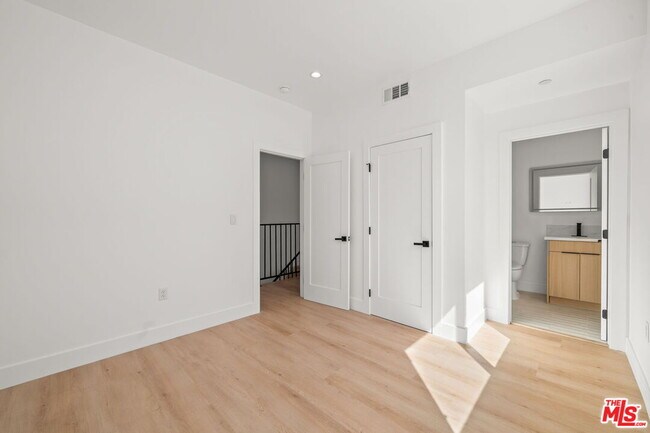 Building Photo - 1933 Magnolia Ave