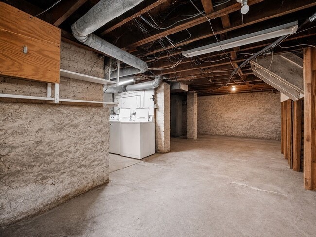 Building Photo - 227 E Northwood Ave