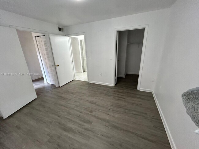 Building Photo - 4815 Via Palm Lakes