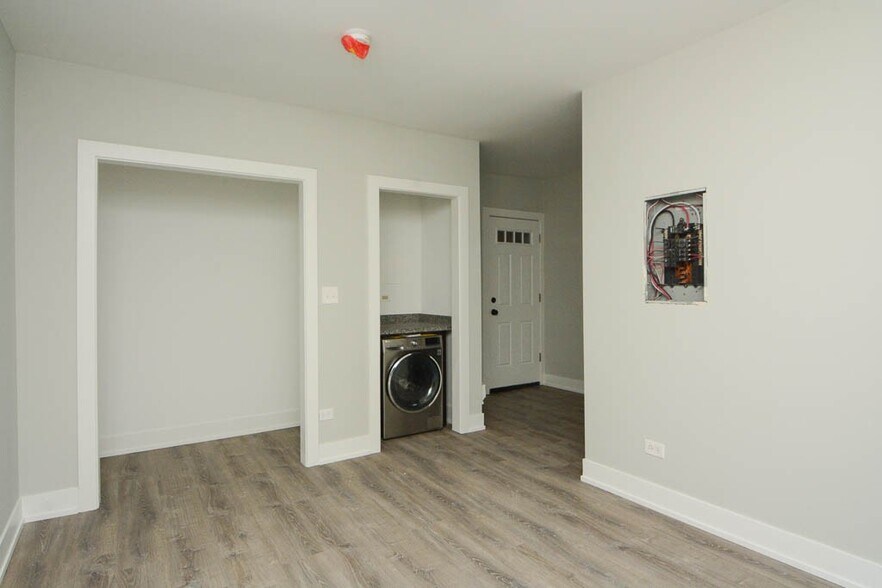 Building Photo - 432.5 W Belden Ave