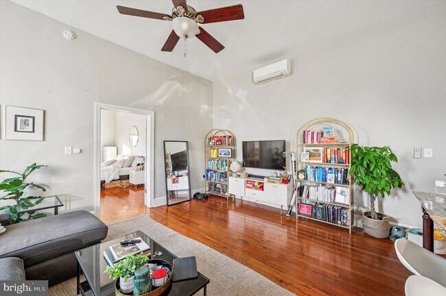 Building Photo - 265 S 22nd St