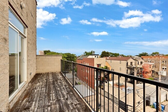 Building Photo - 1045 N California Ave