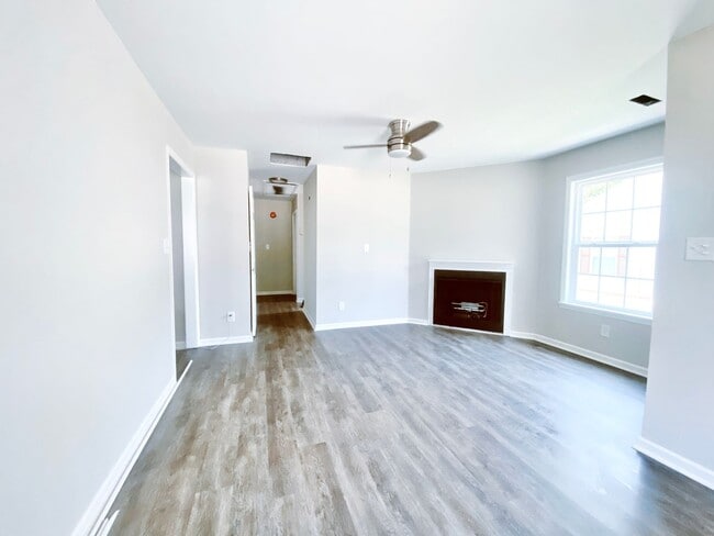 Building Photo - 1065 Farm Pond Ln