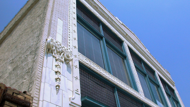 Primary Photo - Crossroads Lofts