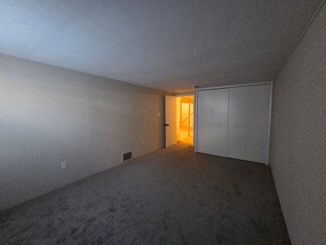 Building Photo - Beautiful 4 bedroom in Forest Hills