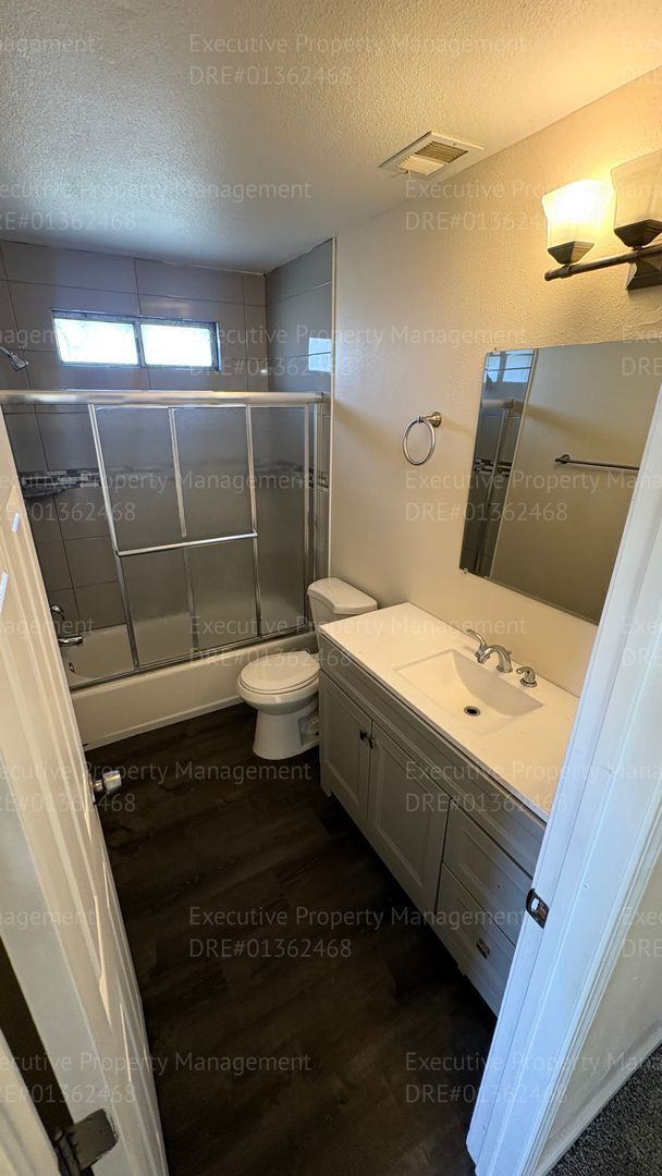 Building Photo - 3 bedroom/ 1.5 bathroom townhome