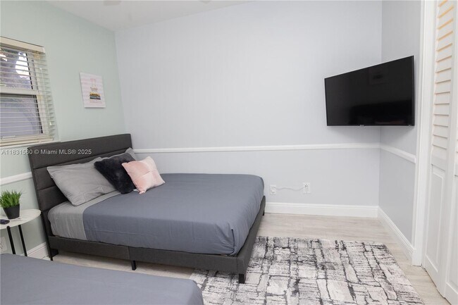 Building Photo - 413 Tamarind Dr