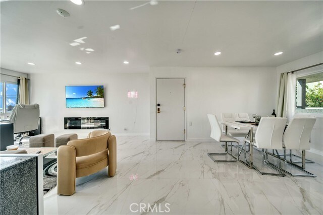 Building Photo - 8400 De Longpre Ave