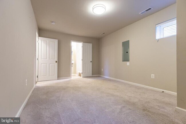 Building Photo - 427 Woodcrest Dr SE
