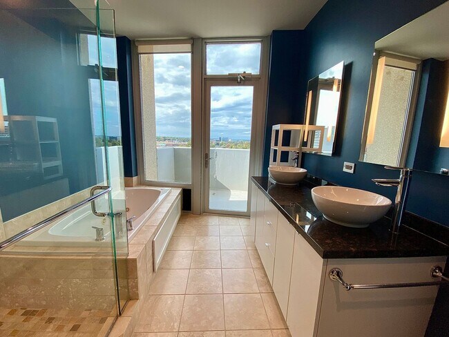 Building Photo - Luxury 2 Bed 2.5 Bath Condo in Central OKC