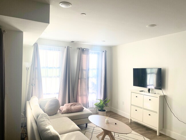 Building Photo - 173 Magnolia St