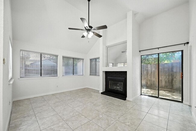 Building Photo - 4901 Tree Top Ln