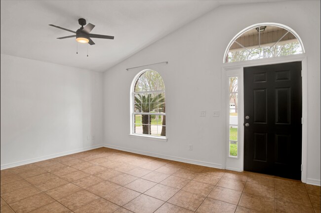 Building Photo - 3 Bedroom Scenic Heights Home