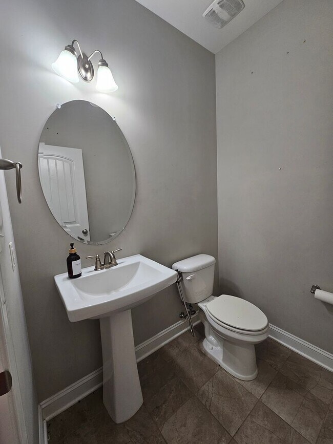 Building Photo - New Listing