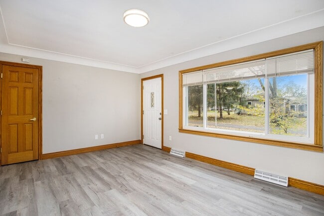Building Photo - Beautiful Remodeled 3/1 home with large yard! - Ask about our Deposit Free Leasing opportunity!