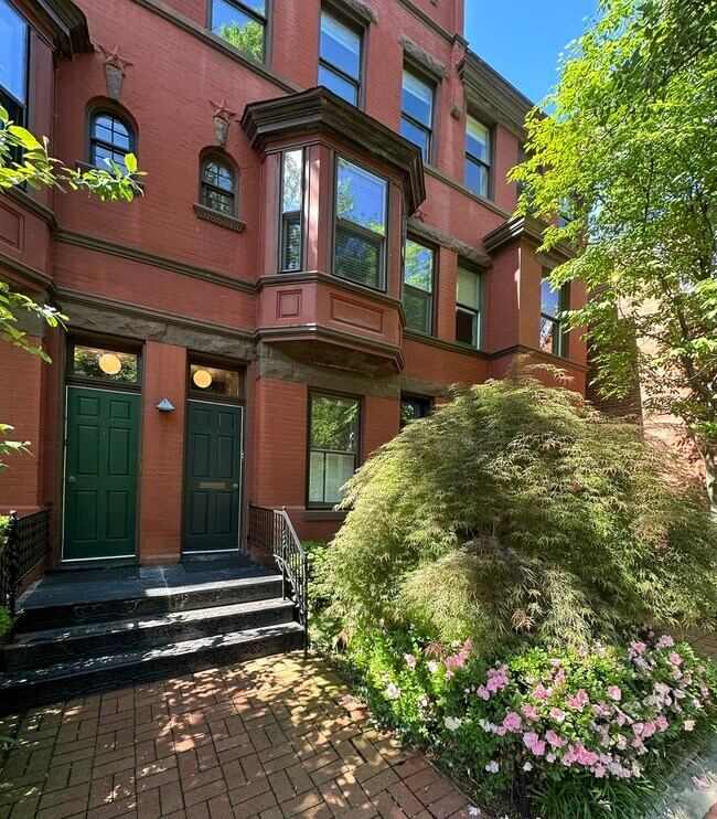 Building Photo - 3042 R St NW