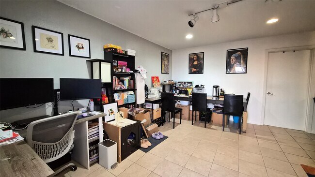 Building Photo - 2118 Oakdale St