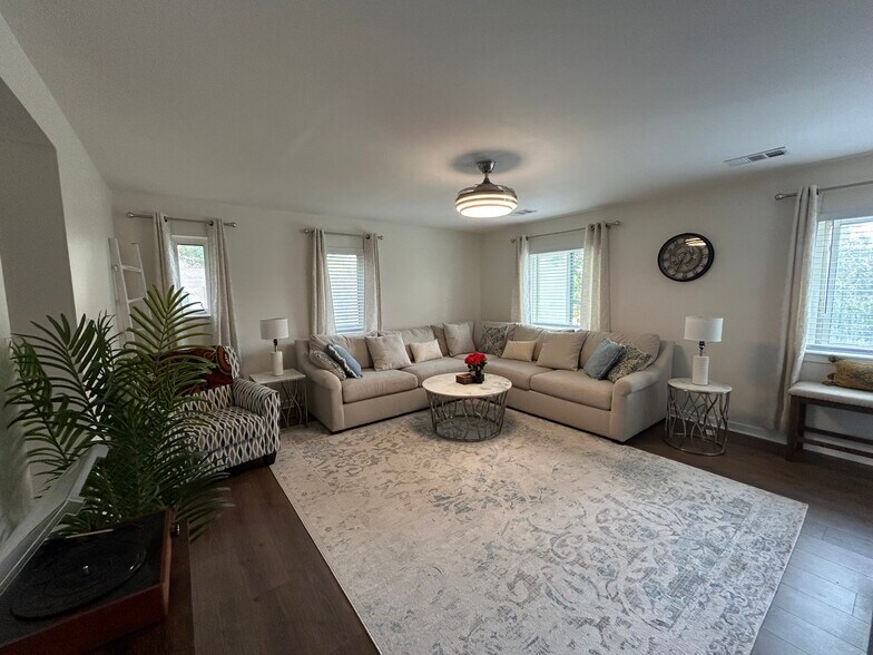 Building Photo - 4003 Eastview Ln