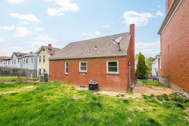 Building Photo - STUNNING 4 BEDROOM HOME IN THE CARRICK NEI...